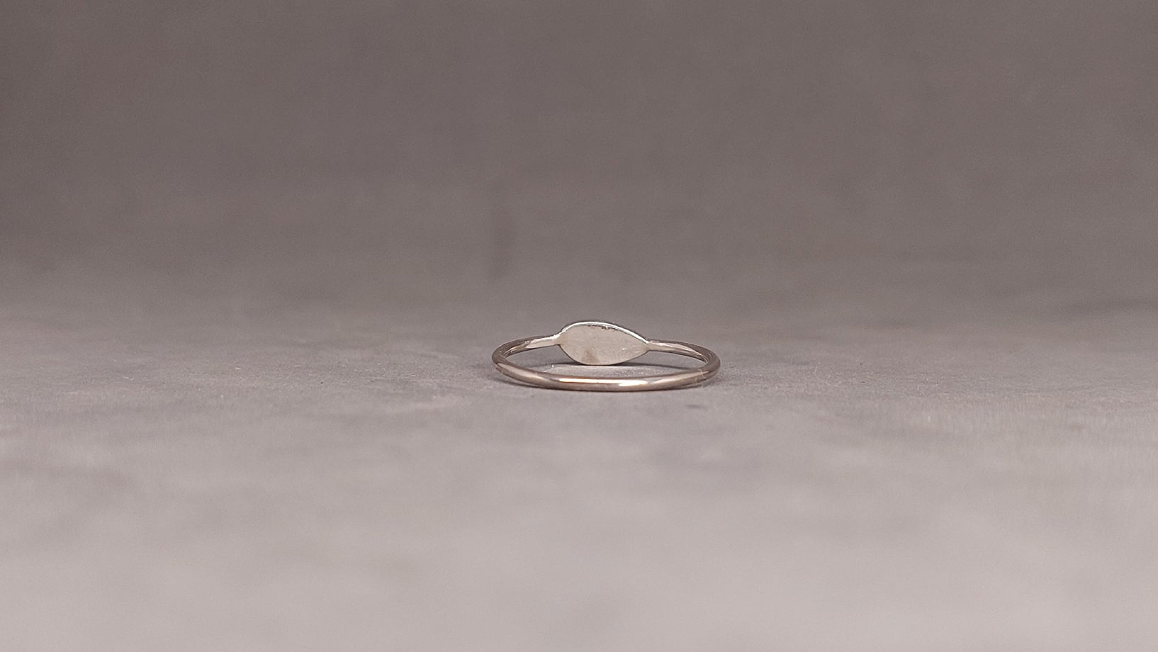 Тонкое кольцо с черным турмалином "Семечко", размер 16,5 - 17