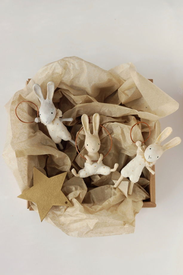 Подарочный набор авторских елочных игрушек кроликов  "Кролики с кольцами" 3шт