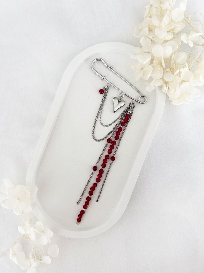 Брошь-булавка с цепочками и подвеской сердечко