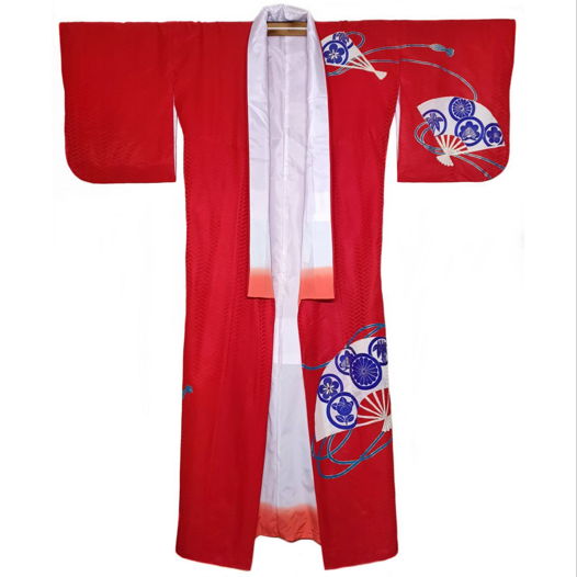 Красное винтажное кимоно с веерами