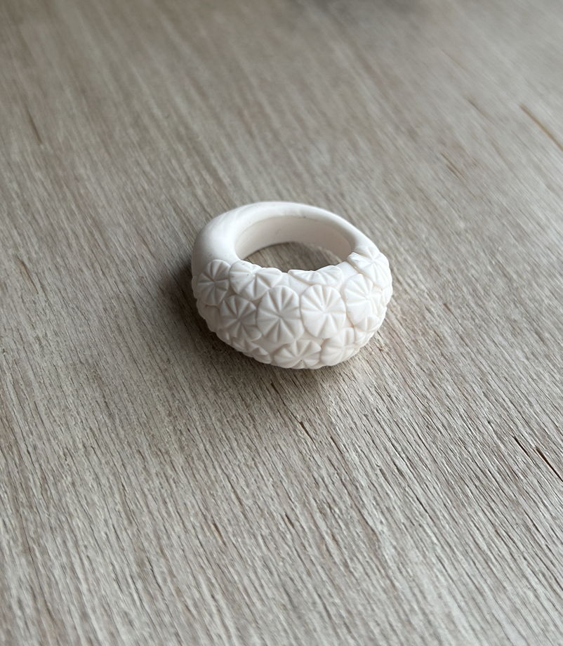 Белое кольцо унисекс "След коралла" ручной работы из полимерной глины