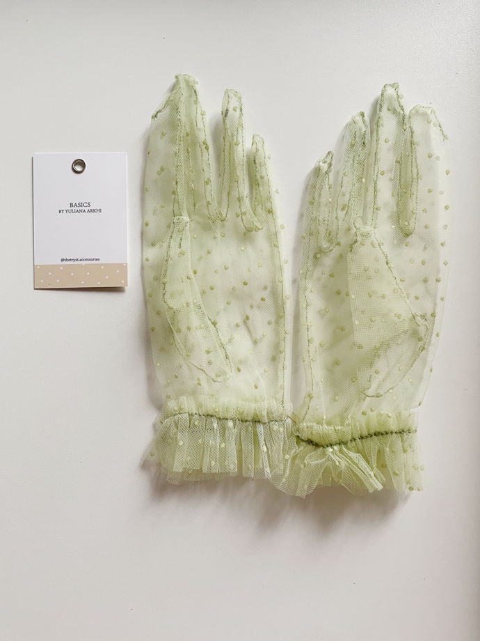 Нежные перчатки из итальянского фатина в фисташковом цвете