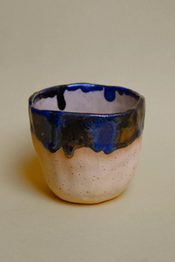 Керамический стакан из бежевой в крапинку глины, покрытый синей, черной, бронзовой глазурями ручной работы