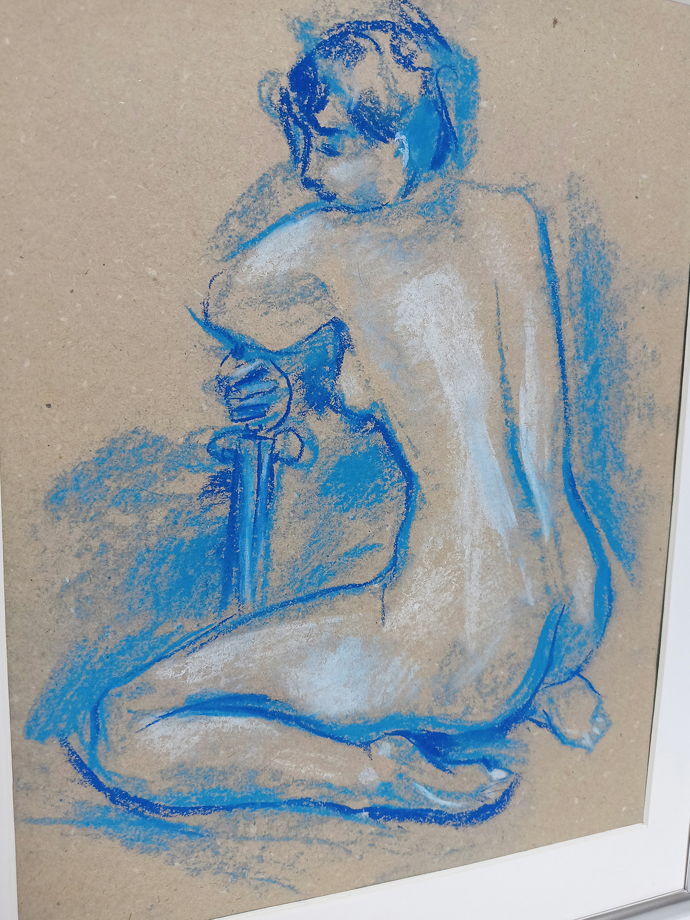 Обнаженная натура в голубых тонах - девушка с мечом. Интерьерная картина в раме с паспарту.