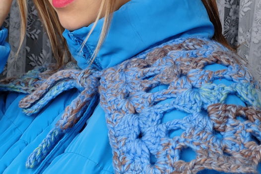 Воротник на пальто /куртку  съемный вязаный кроше голубой