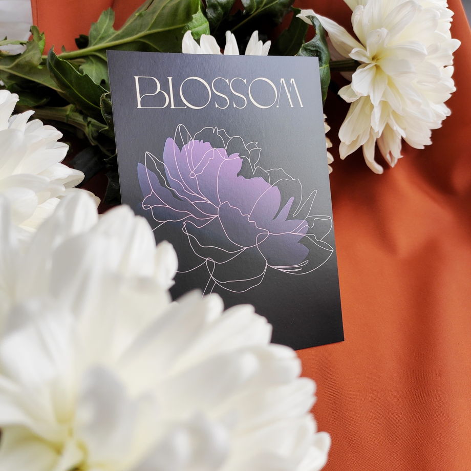 Открытка «Blossom» с крафтовым конвертом.