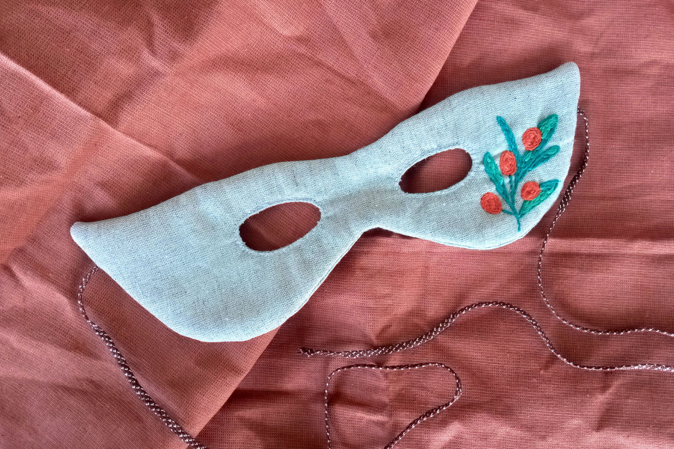 Маскарадная маска с ручной вышивкой "Облепиха"