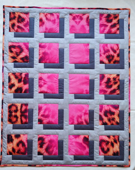 Интерьерное настенное панно "Парящие квадраты", с принтом, стеганное, текстильное (пэчворк). Ручная работа.