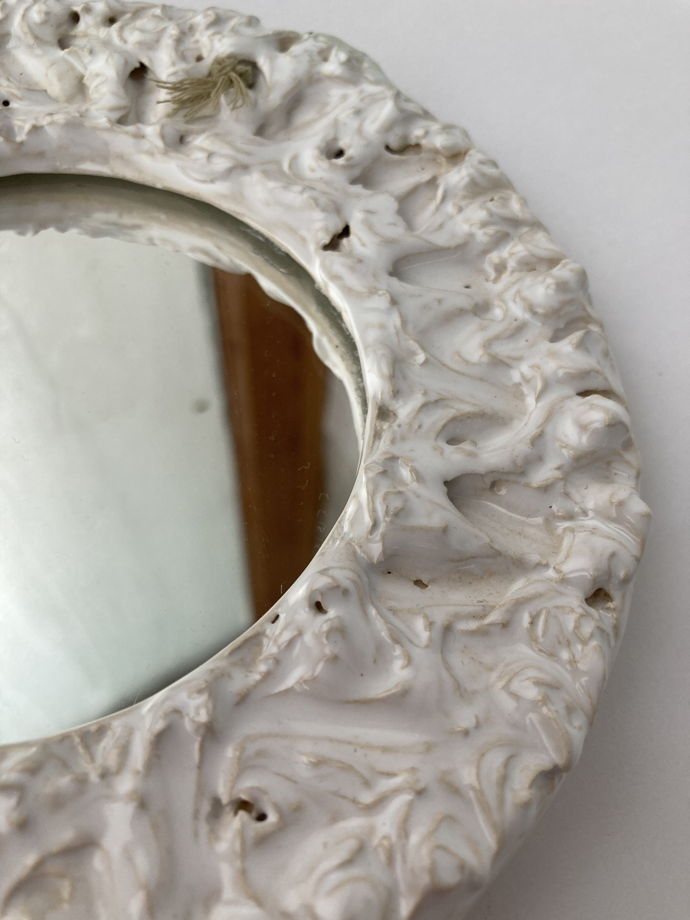 Круглое зеркало в керамической раме с подвеской