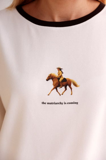 Футболка  MATRIARCHY IS COMMING SOON, тофу