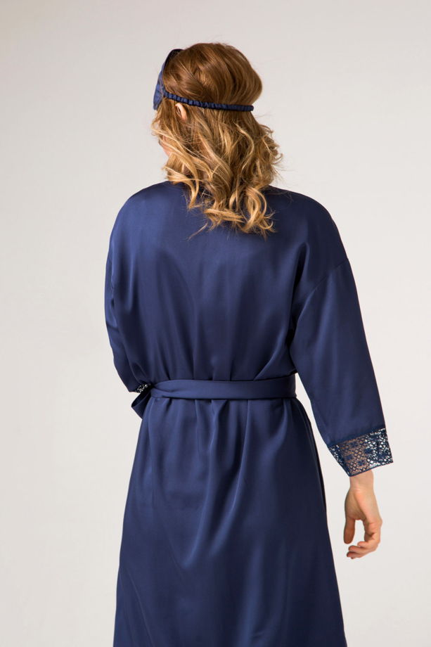 Синий халат из итальянского смесового шелка -макси. Отделан французским  синим кружевом .
