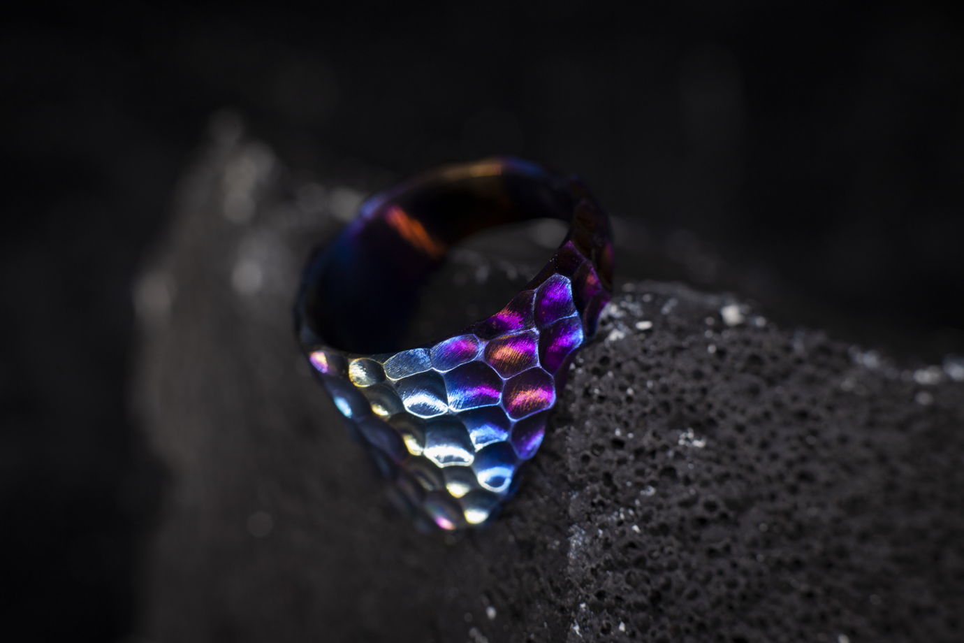 Кольцо из оксидированного титана ручной работы