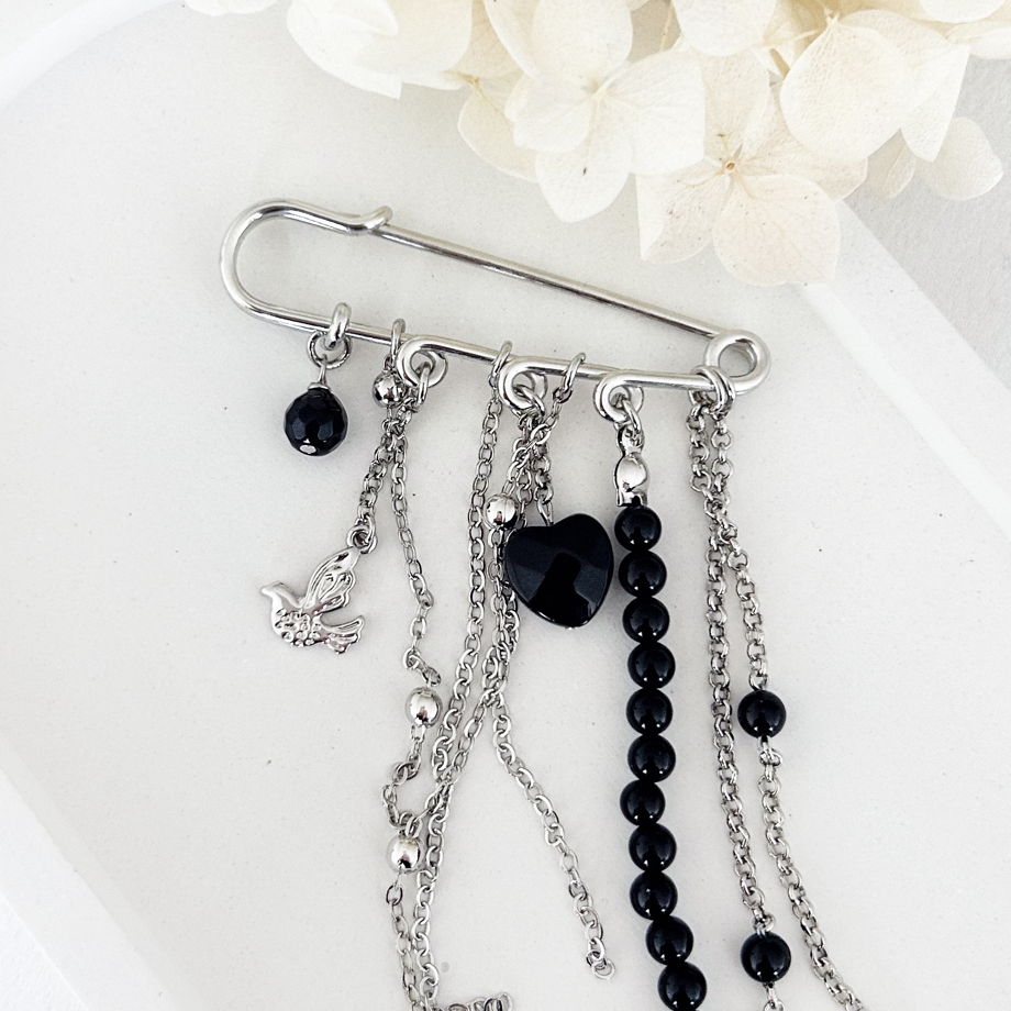 Брошь-булавка с цепочками и подвесками: сердечко и птичка