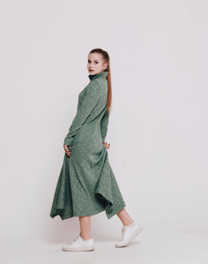 Зеленое трикотажное платье с оригинальным подолом Klaksvik Green