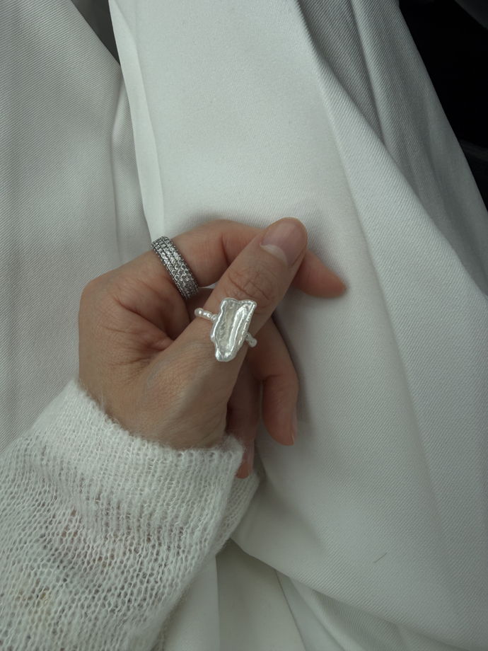 Кольцо из жемчуга с вставкой жемчужина вытянутая