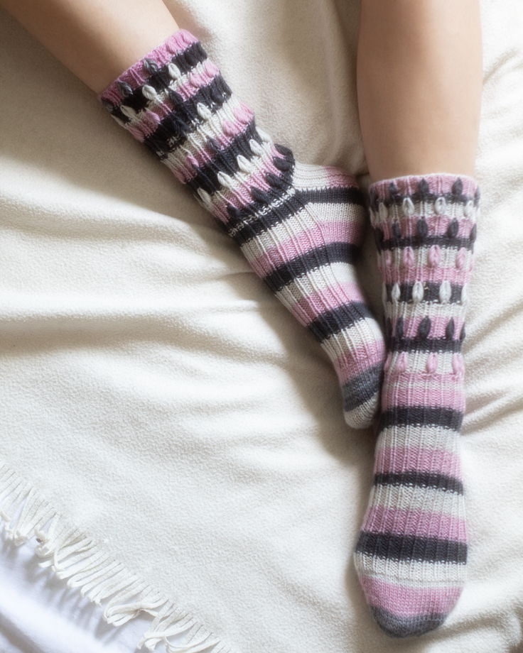 Вязаные женские полосатые носки из шерсти мериноса