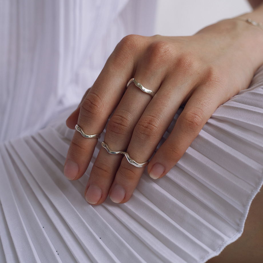 кольцо Reunion II волнообразной формы с искусственным бриллиантом