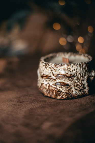 Новогодняя соевая свеча «Сказка Древнего Леса» в авторском керамическом подсвечнике | 25+ часов горения | аромат  «скандинавская клюква»