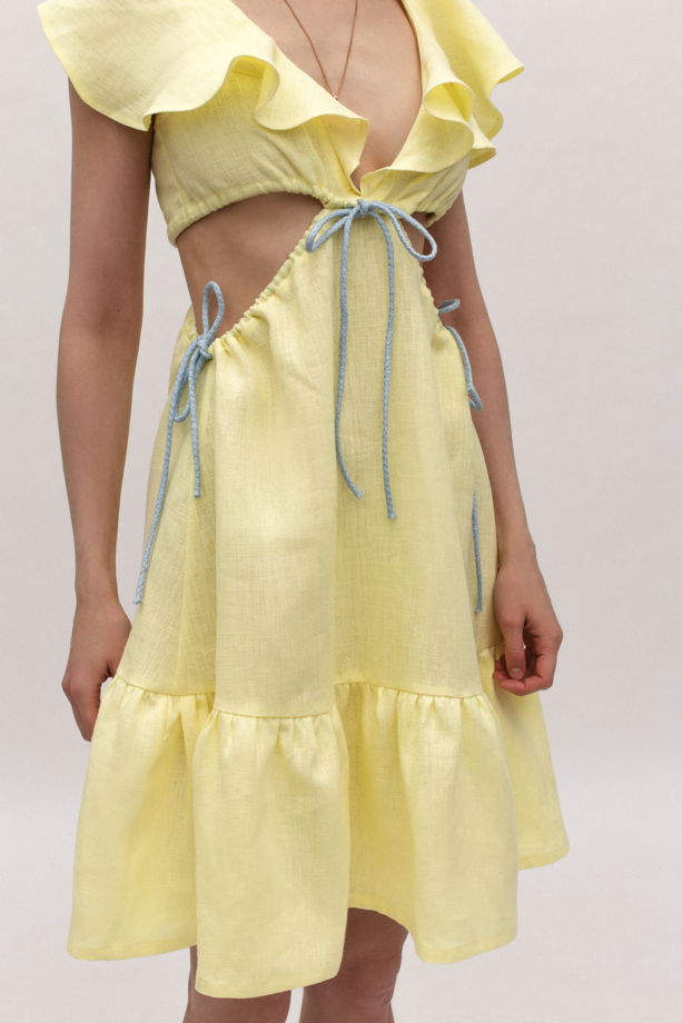 Льняное платье миди на завязках с вырезами.