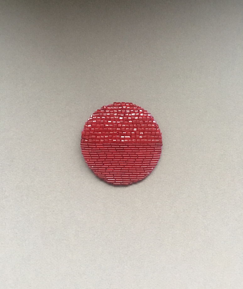Брошь круглая минималистичная из бисера гранатового  цвета