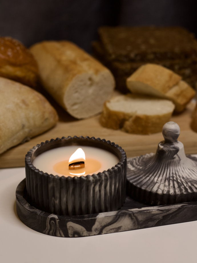 Набор из гипсовой шкатулки с ароматической свечой "Горячий хлеб" из соевого воска с деревянным фитилем и овальным подносом ручной работы
