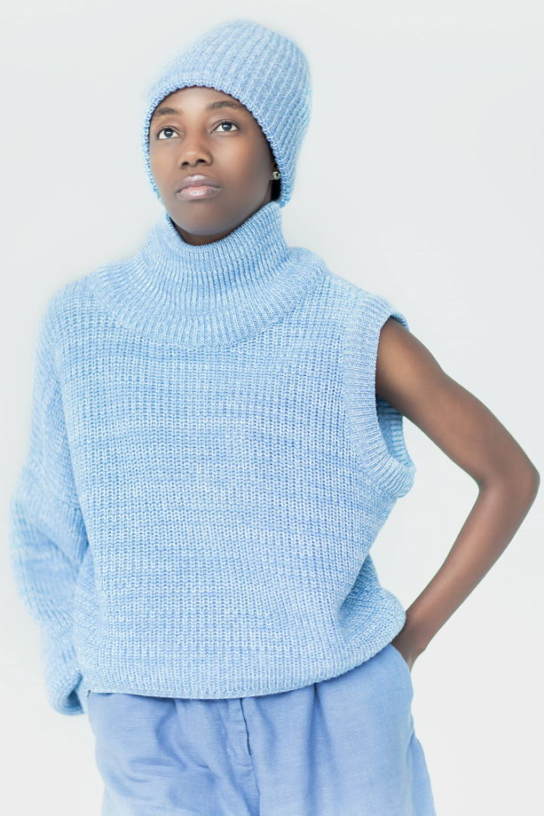 Голубой свитер со съёмным рукавом