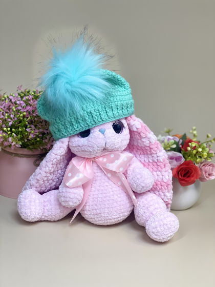 Вязаная игрушка вязаная зайка в шапочке