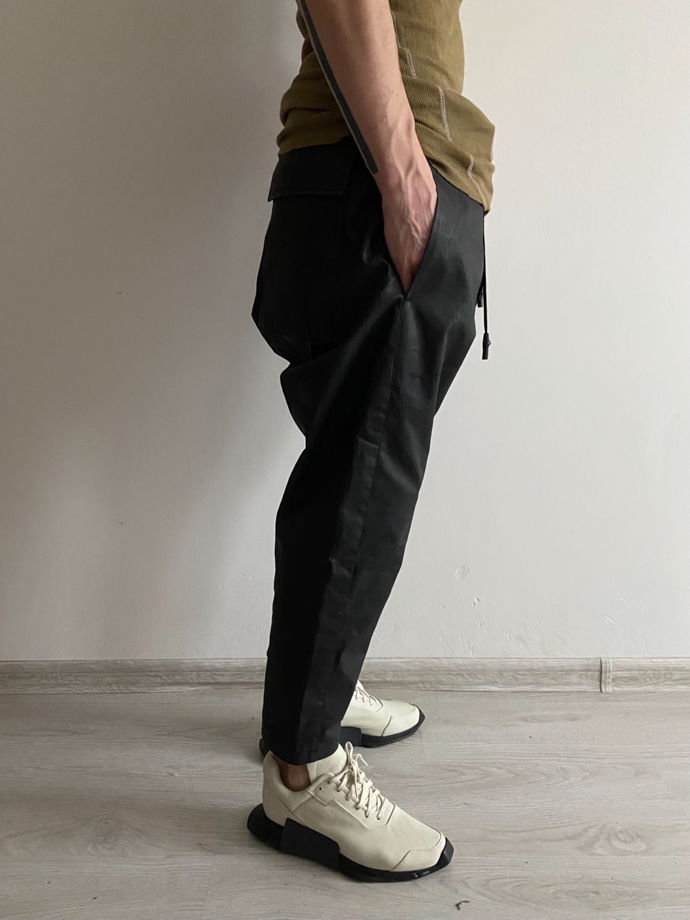 концептуальные укороченные штаны на молнии с косым гульфиком.