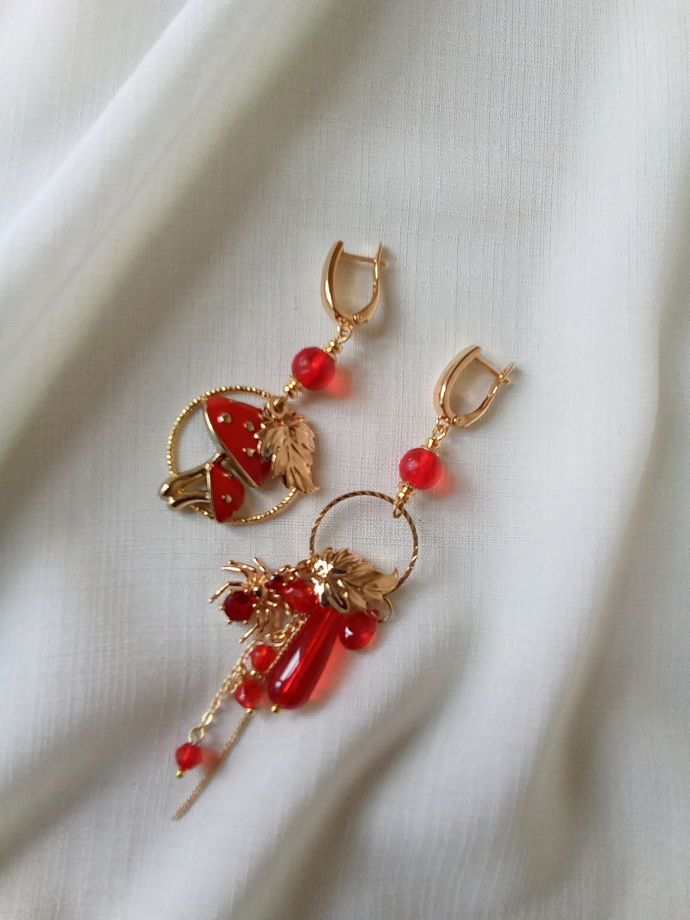 Красные асимметричные женские серьги "Мухоморчики"