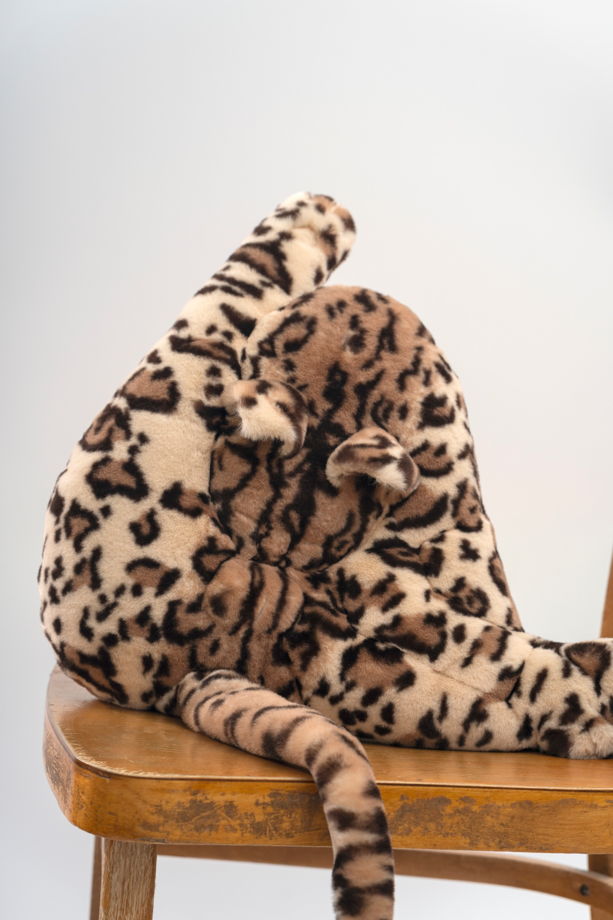 вертикальная треугольная подушка кот ручной работы из эко-меха