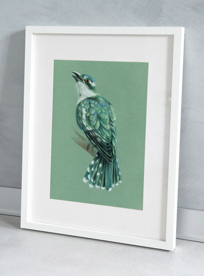 Картина пастелью  птица на зеленом фоне в интерьер
