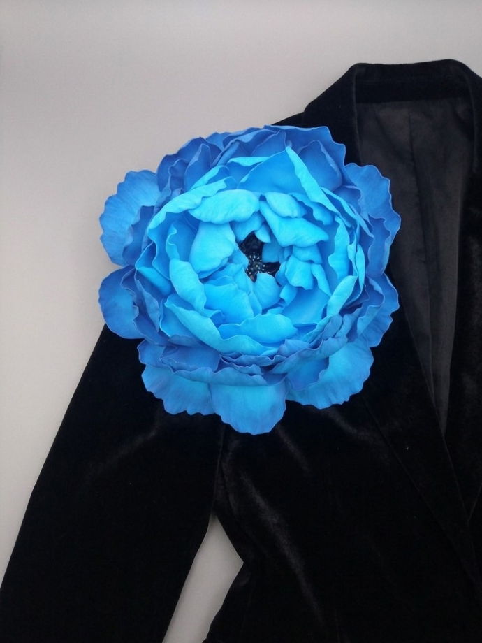 Большая брошь-пион в небесно-синих оттенках из фоамирана