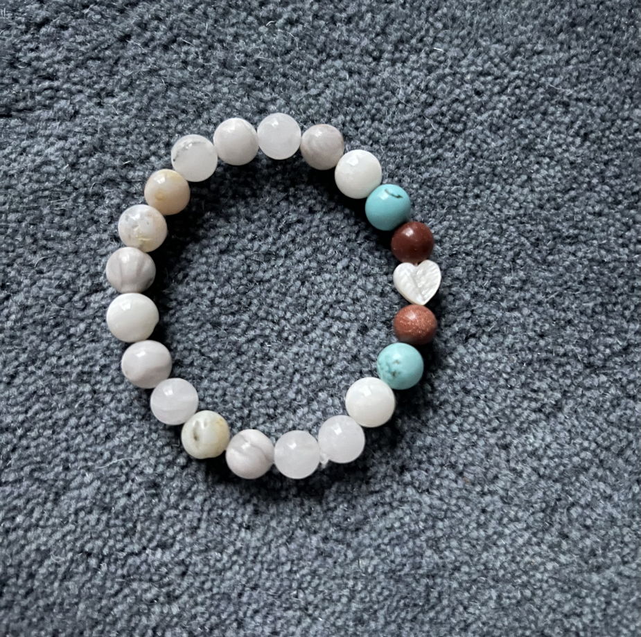 Браслет из белого Агата с бусинами бирюзы и яшмы и сердечком Ani.g.bracelets