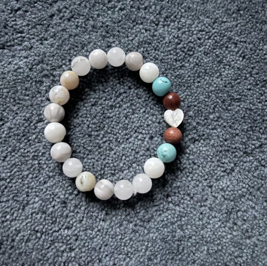 Браслет из белого Агата с бусинами бирюзы и яшмы и сердечком Ani.g.bracelets