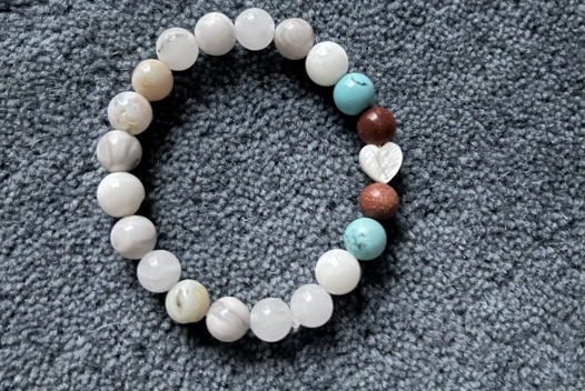 Браслет из белого Агата с бусинами бирюзы и яшмы и сердечком Ani.g.bracelets