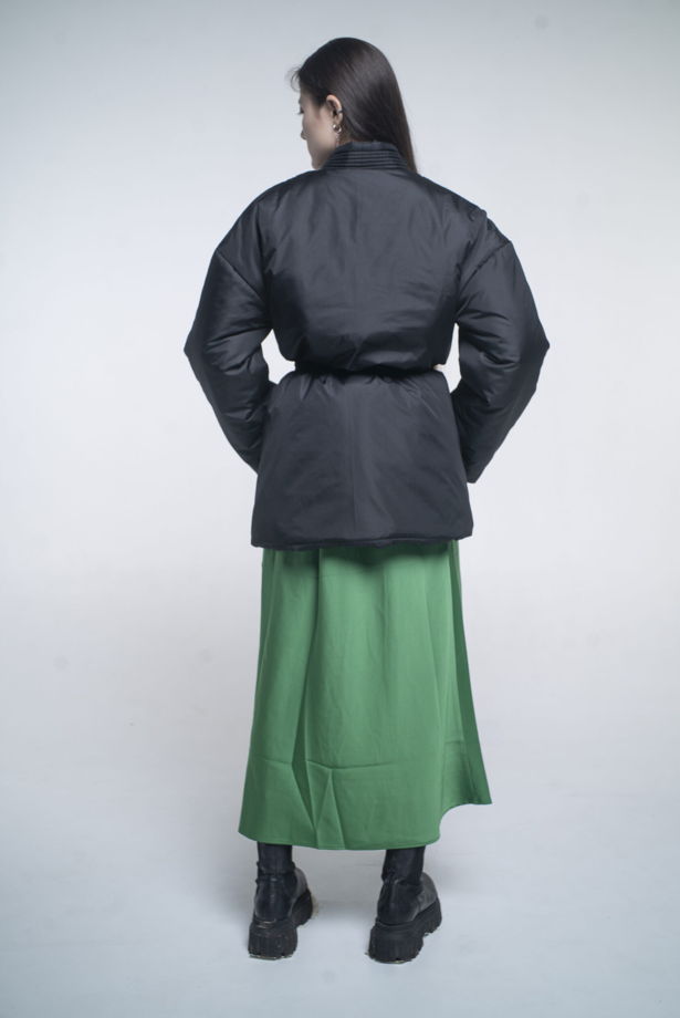 Короткий пуховик-кимоно черного цвета