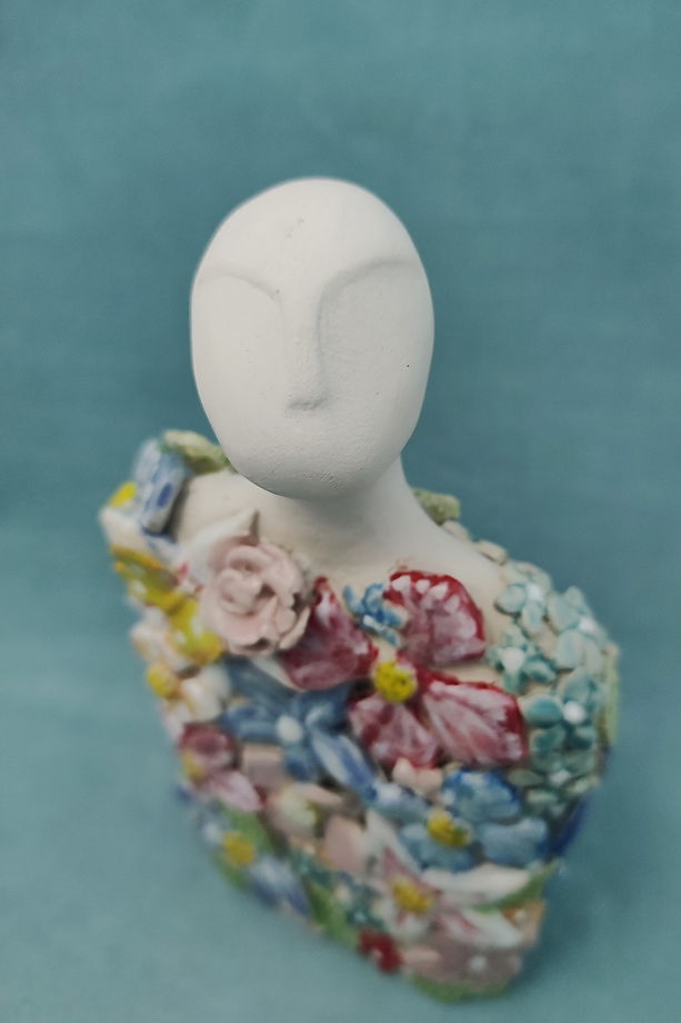 Керамическая статуэтка ручной работы "Цветочный человек"