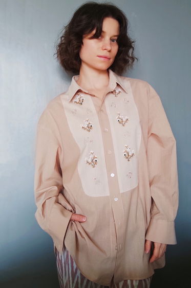 Женская рубашка большого объема с ручной вышивкой
