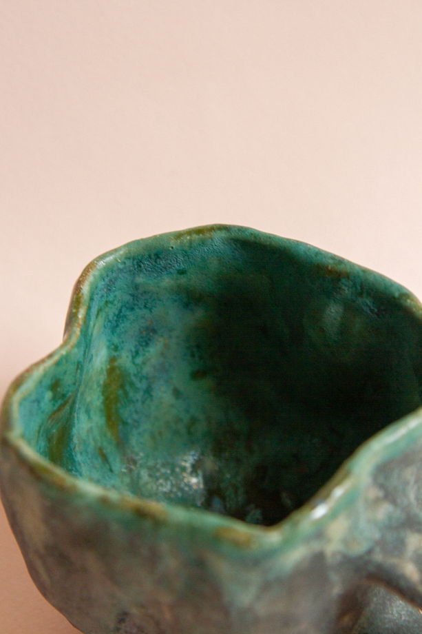 Керамическая кружка ручной работы, покрытая разными оттенками зеленой глазури