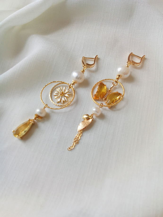 Асимметричные длинные серьги с желтой бабочкой и белым жемчугом