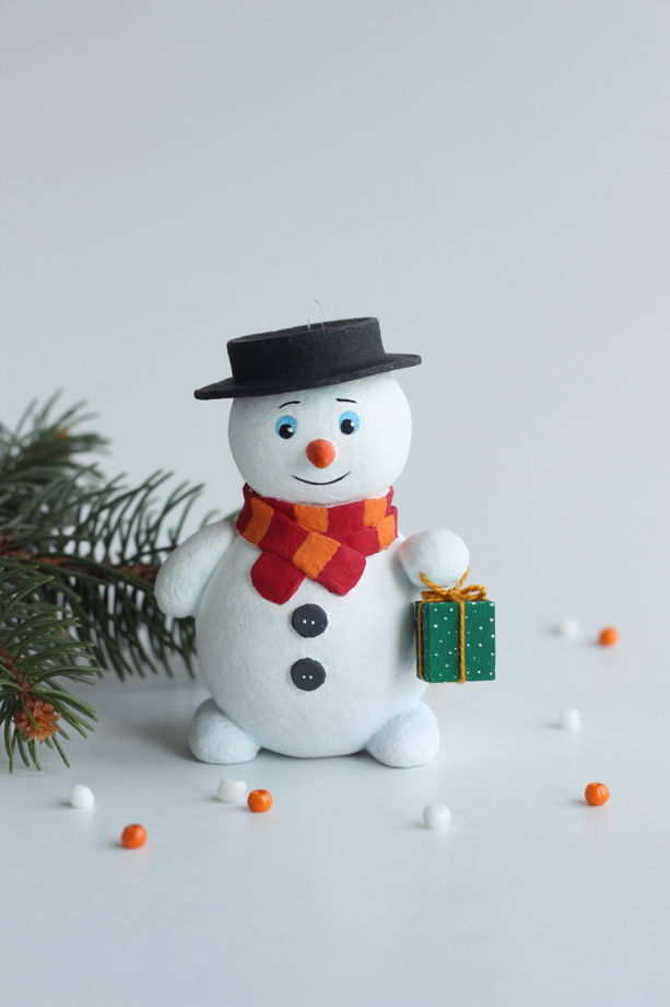 Ёлочная игрушка "Снеговик с подарком"