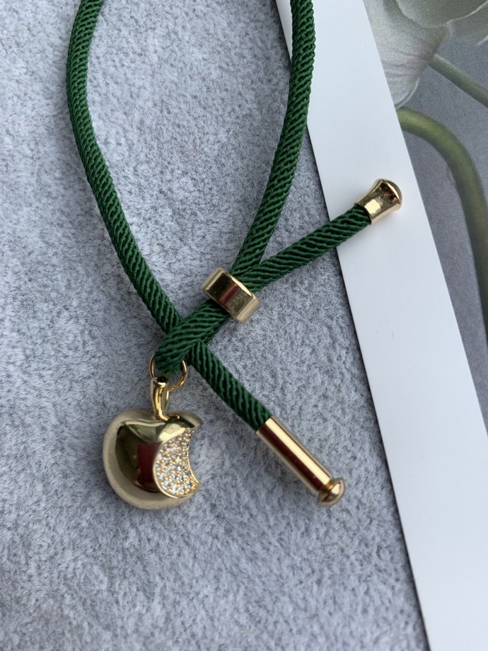 Браслет с подвеской в форме надкусанного яблока “Qwerty”