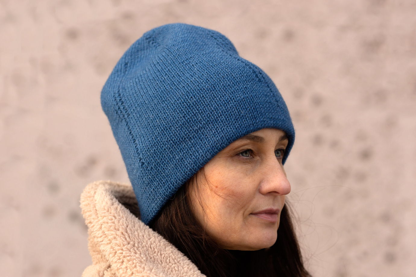 Вязаная двусторонняя шапка в стиле гранж синего цвета 100% натуральный состав