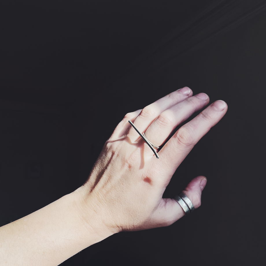 Минималистичное кольцо с «палочкой»