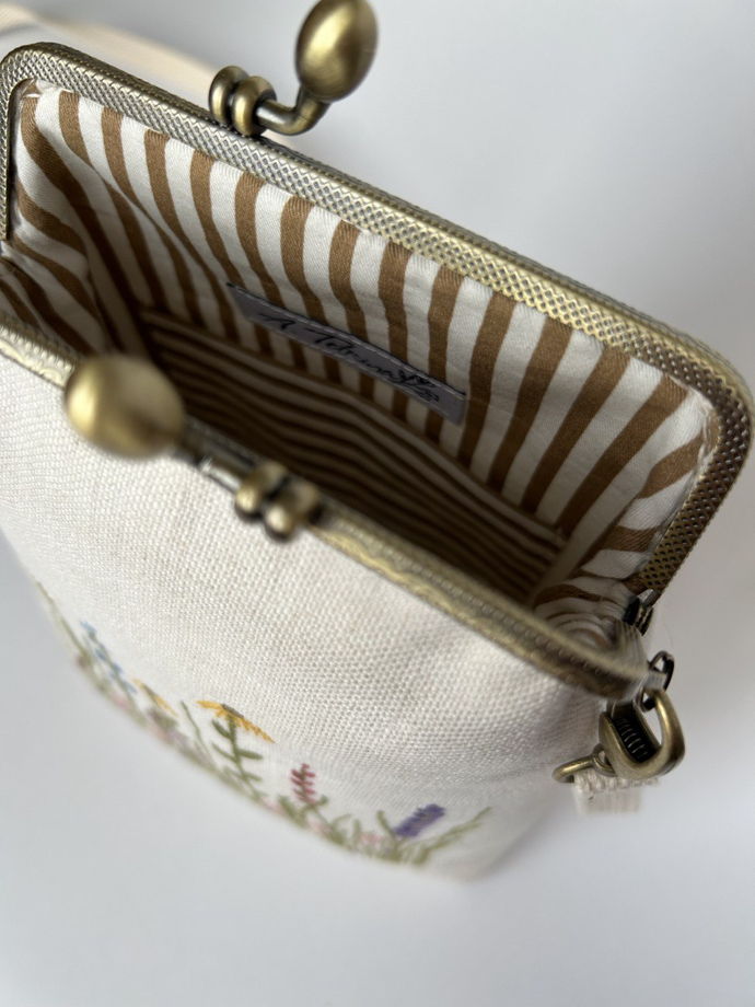Женская сумочка с вышивкой