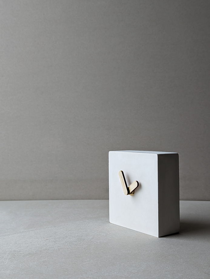 Настольные часы из бетона ORM в дизайнерской коробке