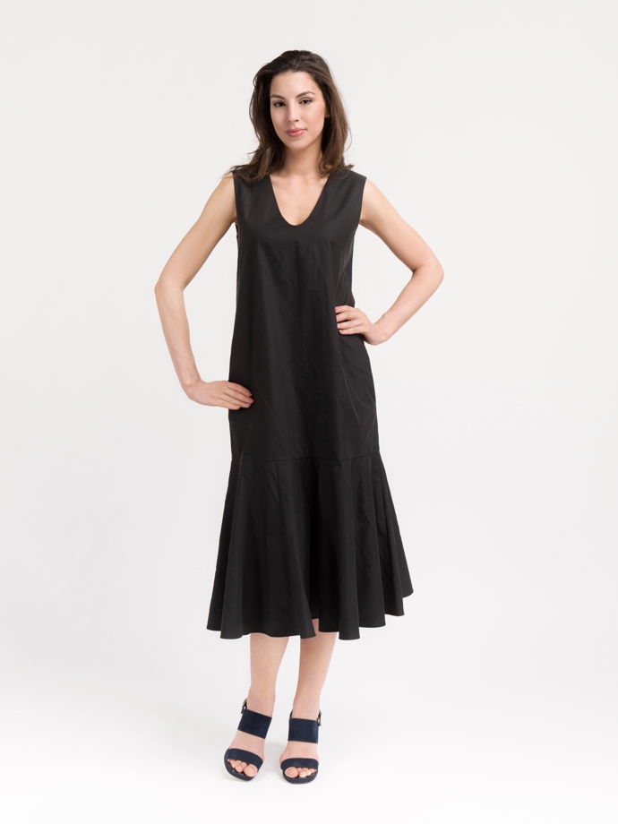 Платье удлиненное с воланом черного цвета