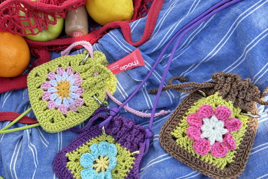 Вязаная в ручную сумочка брелок