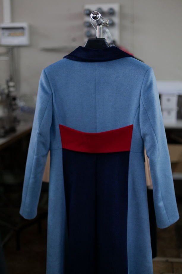 Сине-голубое пальто с красным поясом Летисия