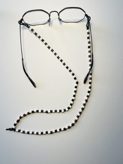 Холдер цепочка для очков асимметричного дизайна из пластиковых бусин черного, белого и коричневого цветов
